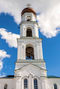 钟楼对着蓝天。 俄罗斯卡赞附近的瑞法博戈罗迪茨基修道院的大天使迈克尔教堂