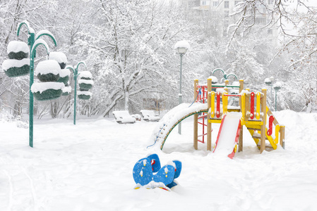 俄罗斯莫斯科冬天下雪的操场。 降雪期间空荡荡的城市公园。 冬天城市幼儿园的风景。