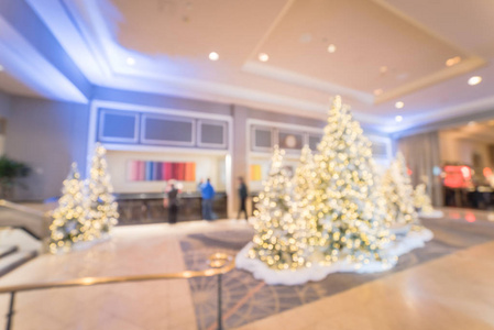 运动模糊的客户登记在达拉斯德克萨斯市中心豪华酒店大堂服务台。 美丽的圣诞节和新年装饰