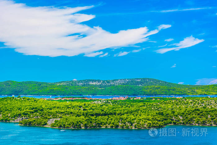 达尔马提亚岛自然景观。 在克罗地亚的伊贝尼克群岛达尔马提亚地区的大理石海岸线的鸟瞰图。