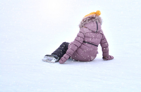 摔倒的孩子图片