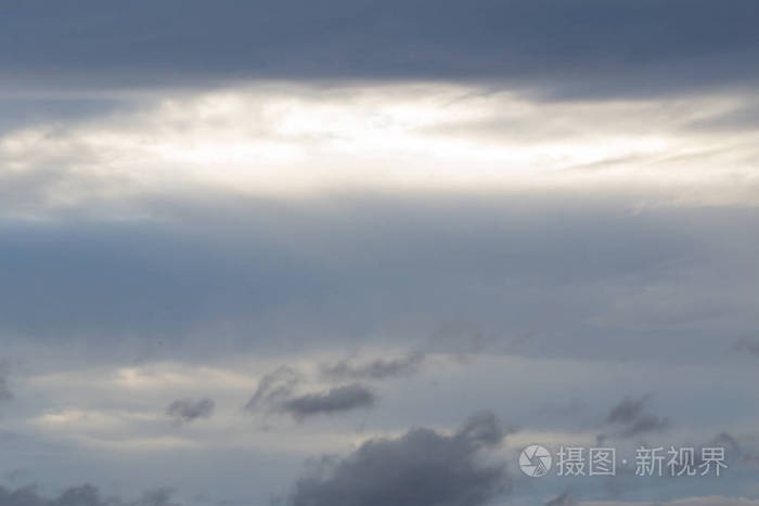 天空地面阴天和太阳.