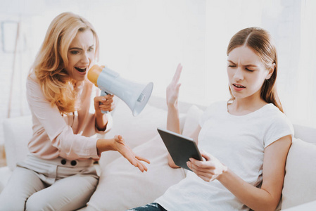 儿童讨论母女在白屋吵架. 情感的讨论. 坐在沙发上. 家庭冲突.