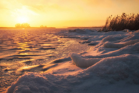 冬天的风景有冰冻的湖泊和日落的炽热的天空。 大自然的组成。