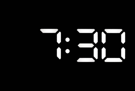黑色的数字显示黑色背景上的真正白色led数字时钟显示时间为7:30照片