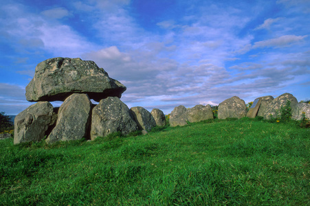 Carrowmore7号墓的横向景观，是爱尔兰最大最古老的巨型墓葬墓地之一，位于丘陵地带，蓝天绿草如茵