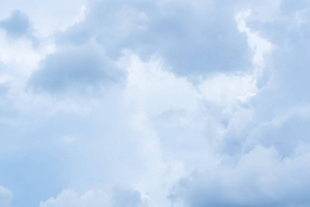 空气中的云在许多方面改变了形状.照片