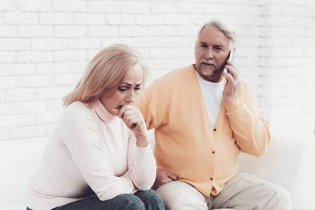 家人担心图片-家人担心素材-家人担心插画-摄图新视界