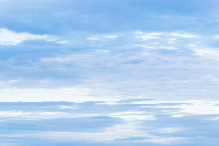 。天空背景，景观，在阴天，漂浮在天空中。