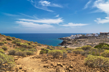 西班牙加那利群岛特内里费的山景蓝天下的大海