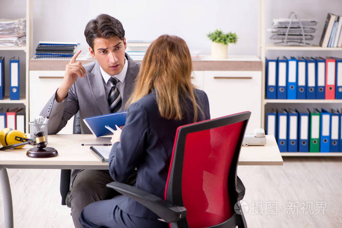 律师与客户在办公室交谈