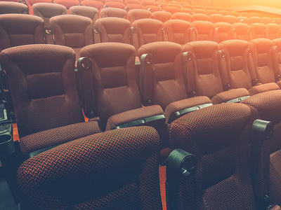 电影礼堂中的红色座椅或椅子排成排, 效果很好