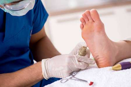 口干舌燥的真菌感染足科医生在手术中治疗脚部照片