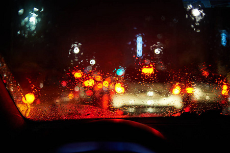 停在前面的车灯.