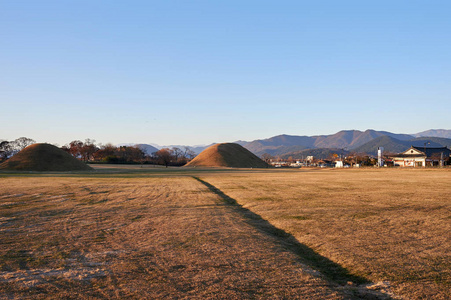 韩国庆州历史地区英王里的古墓。