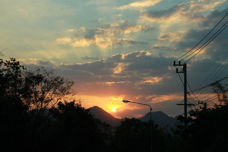 日出阳光穿过云层