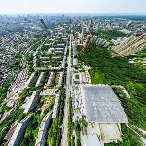 与空中城市景观 十字路口 道路 房屋 建筑物 公园及停车场。阳光灿烂的夏天全景图像