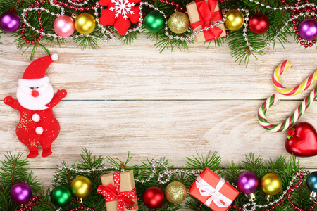 圣诞框架由冷杉树枝装饰与球, 圣诞老人在一个轻的木制背景
