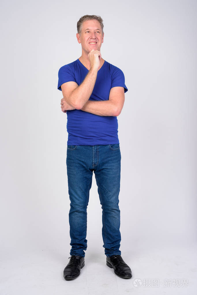 成熟男人一边抬头思考, 一边充满身心力