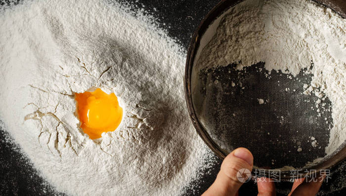 男性手筛面粉面包房背景顶部