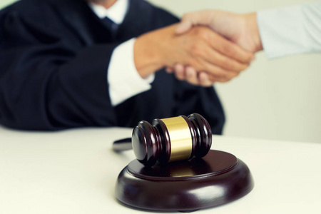法官槌与正义律师原告或被告在律师事务所会面的背景. 法律概念.照片