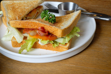 咸肉三明治和新鲜蔬菜。