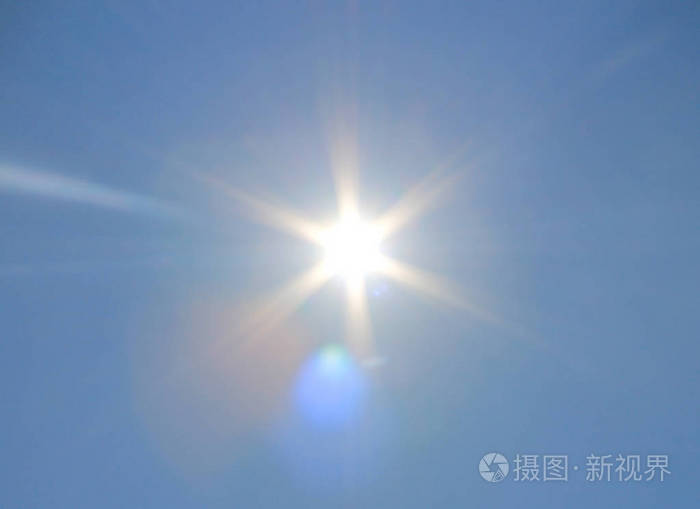 太阳在蓝天上闪闪发光