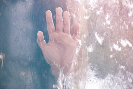 下雨的玻璃图片