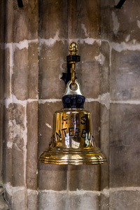坎特伯雷英格兰2018年11月8日坎特伯雷大教堂内部。 挂在墙上的金钟。