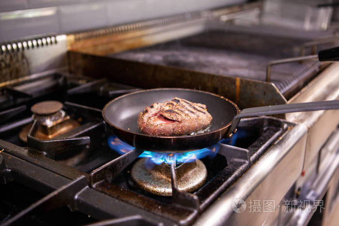 平底锅上的厨师炸牛肉