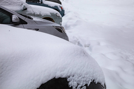 停在冬天的汽车。 覆盖着雪的汽车。