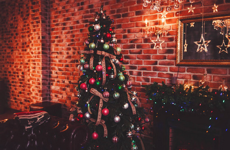 装饰精美的房子和圣诞树