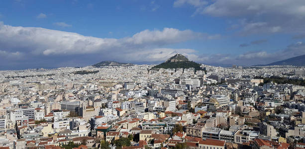 雅典和莱卡贝图斯山的城市景观，背景为希腊雅典