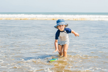 水在沙滩上玩耍的男孩图片