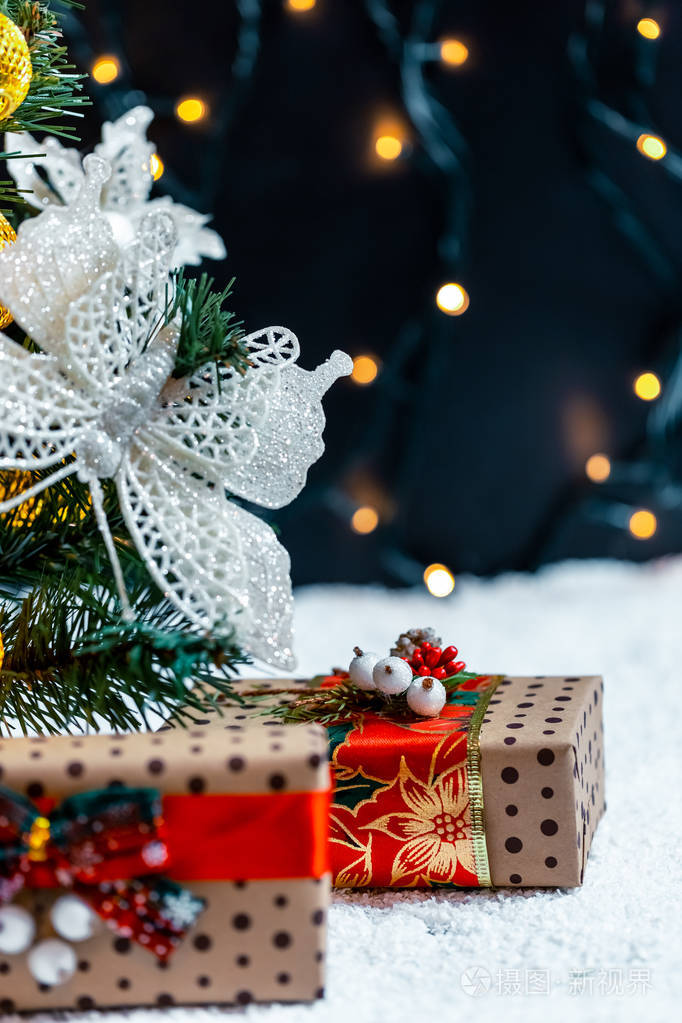 圣诞树下雪中的圣诞礼物家庭度假惊喜和礼物的概念