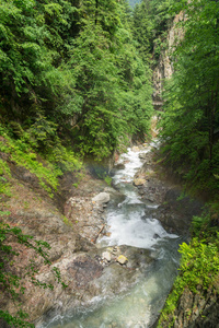 令人惊叹的瀑布瀑布在峡谷杜伯恩和瑞士阿尔卑斯山