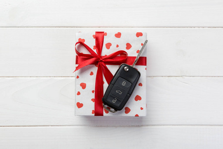 情人节或其他节日手工礼物纸与红心车钥匙和礼品盒在假日包装。 盒子礼物在白色木制桌子顶部视图与复制空间空空间的设计。