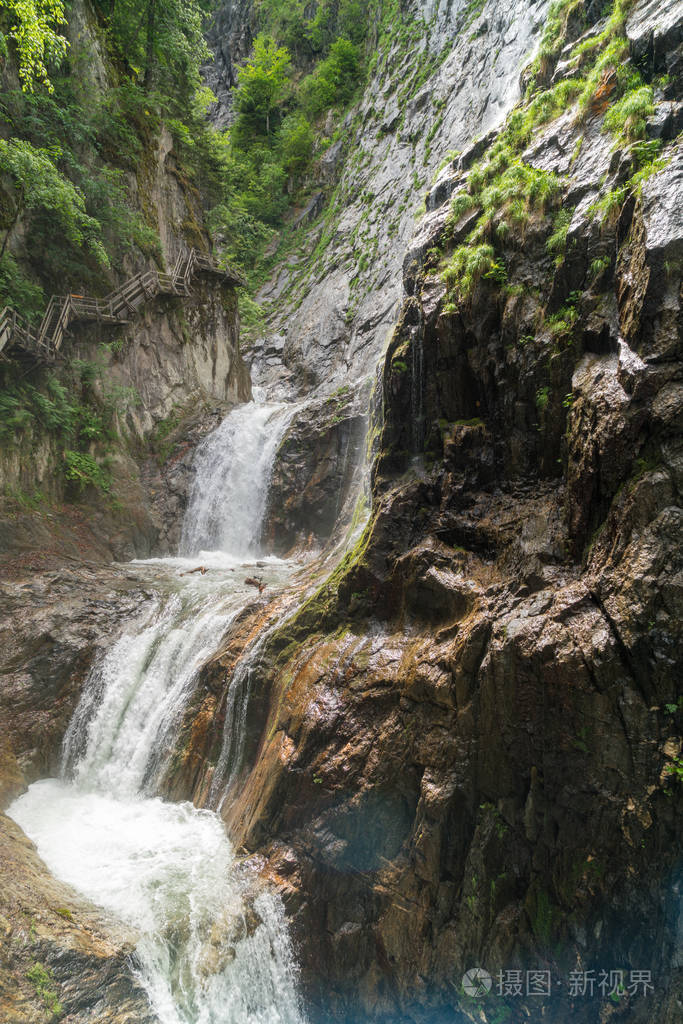 令人惊叹的瀑布瀑布在峡谷杜伯恩和瑞士阿尔卑斯山