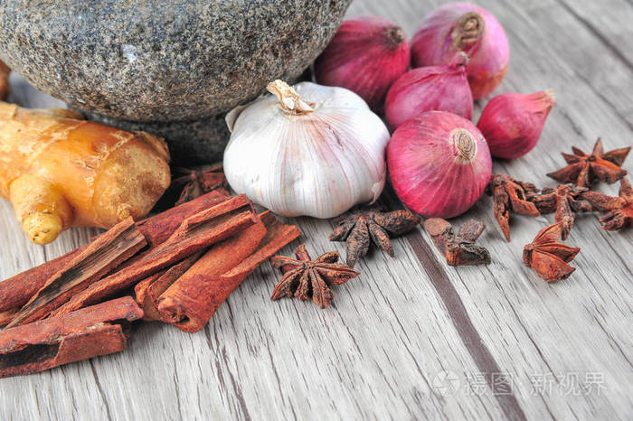 灰泥在木制背景上的八角桂姜