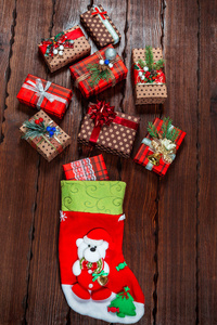 圣诞礼物与圣诞节装饰袜子木制背景