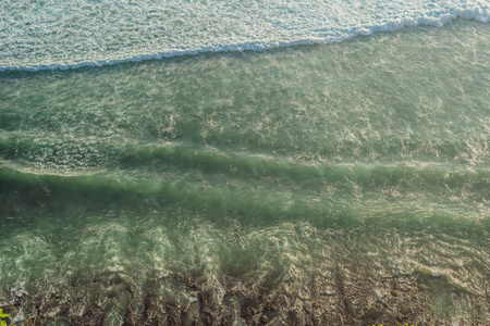 海滨与滚动波浪，视图从 300 米的高度
