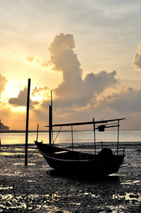 当太阳升起时，在海滩上的渔船