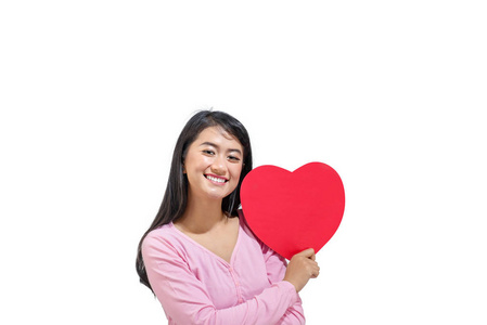 美丽的亚洲女人，红色的心站在白色的背景上。 情人节
