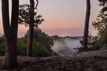 清晨薄雾般温柔的早晨在河上。