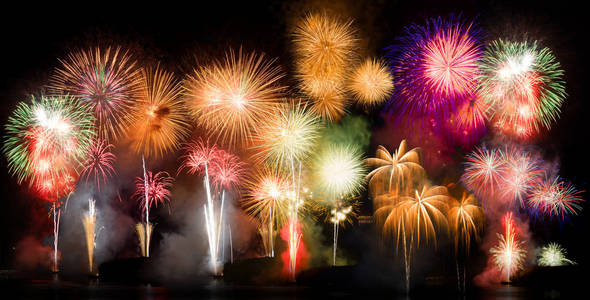 五颜六色的烟花. 烟花是一类用于审美和娱乐目的的爆炸烟火装置.