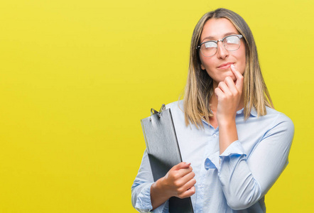 年轻漂亮的稽查员,商务女性,背景偏僻,严肃,面对问题,思考问题,想法很