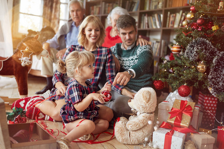 节日和庆祝概念幸福家庭一起装饰圣诞树
