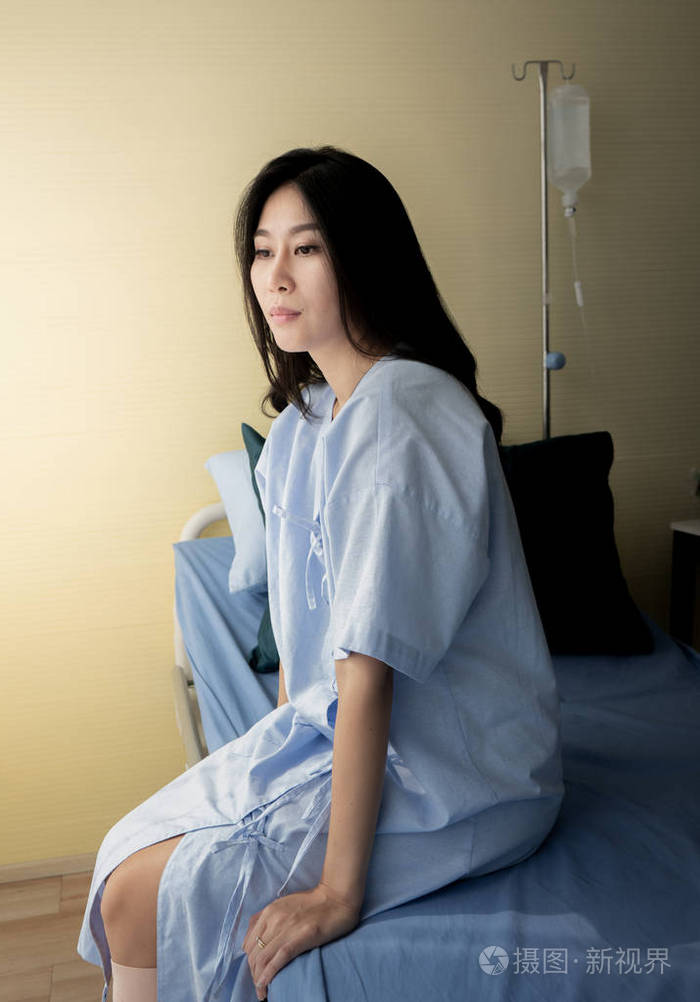 坐在床上住院的女性病人