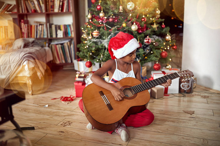 可爱的女孩弹吉他人们圣诞节假期和新年概念