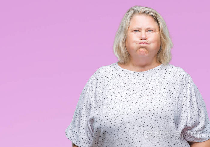 口气胀满,疯狂的表情.